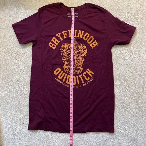 Harry Potter Shirt Men’s Medium Red Graphic Pullover Gryffindor Hogwarts Wizard - Picture 6 of 7